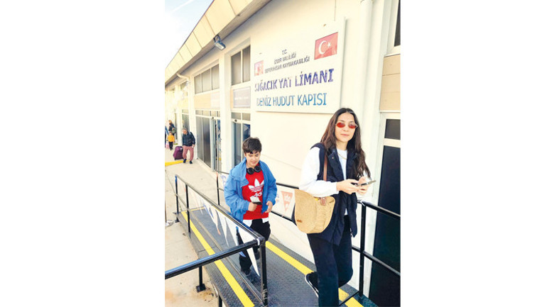Kapıda vizeyle birlikte tatilci adalara aktı