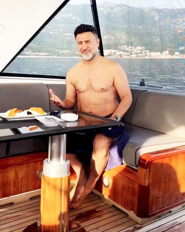 İzzet Yıldızhan’ın kapağı ve Ece Seçkin’in kapağı