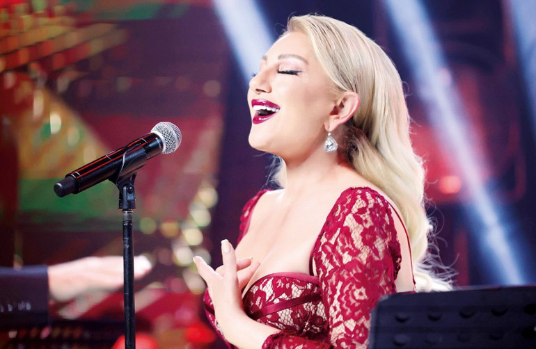 Bayramda Kelebek okunur... 7 kedili villasının kapılarını açtı