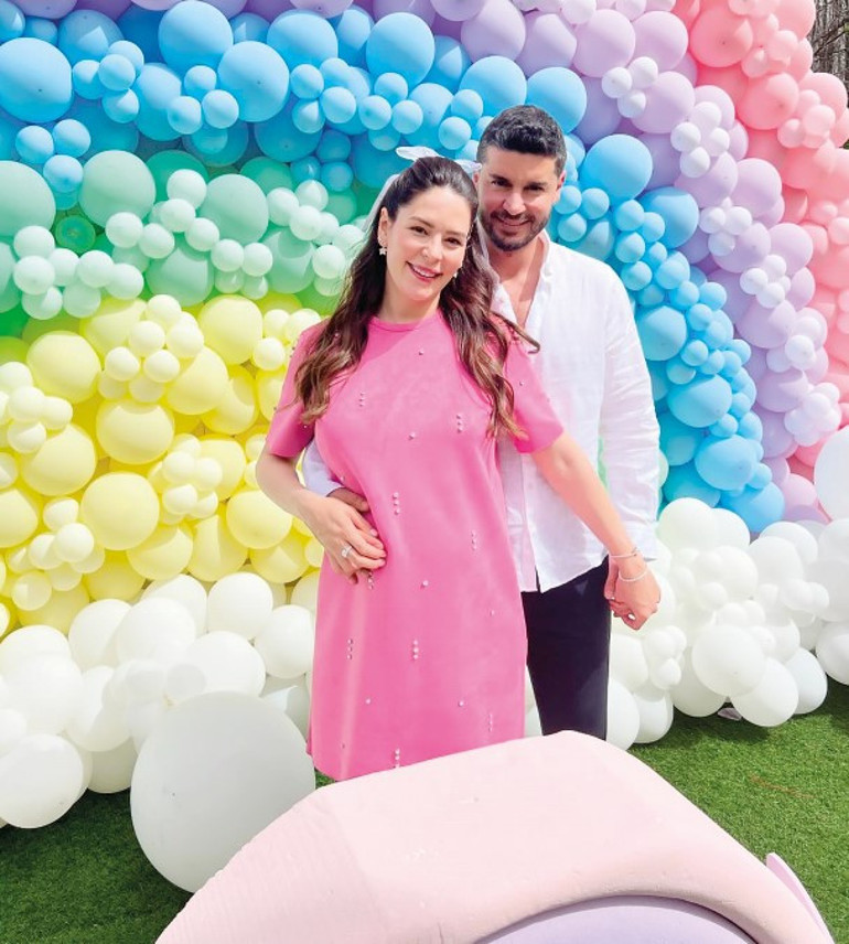 Bayramda Kelebek okunur... 7 kedili villasının kapılarını açtı