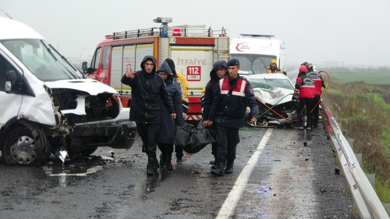 Diyarbakırda feci kaza: 3 ölü, 2 yaralı