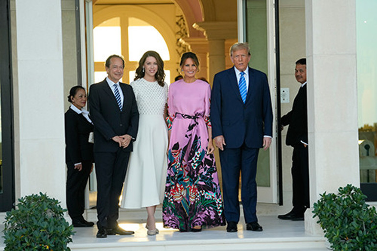 21 yıllık karısı evliliğinin bittiği magazin sayfasından öğrenmişti... Daha boşanmadan genç sevgilisiyle nişanlandı