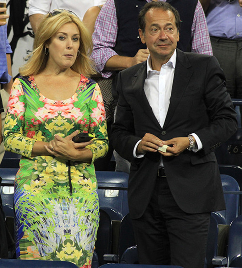 21 yıllık karısı evliliğinin bittiği magazin sayfasından öğrenmişti... Daha boşanmadan genç sevgilisiyle nişanlandı