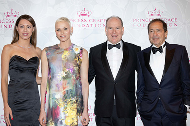 21 yıllık karısı evliliğinin bittiği magazin sayfasından öğrenmişti... Daha boşanmadan genç sevgilisiyle nişanlandı