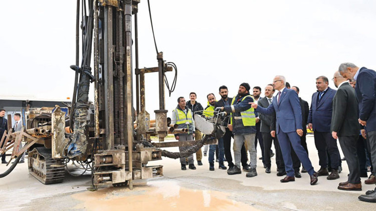 Hatay Havalimanı’na 6 bin ton çimento döküldü