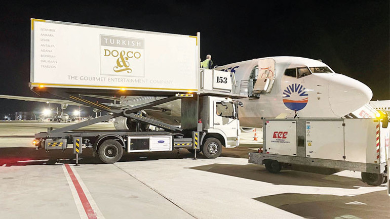 Hatay Havalimanı’na 6 bin ton çimento döküldü