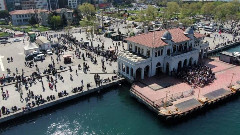 İstanbulda bayram yoğunluğu: Vapur iskelelerine akın ettiler