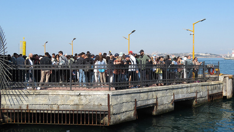 İstanbulda bayram yoğunluğu: Vapur iskelelerine akın ettiler