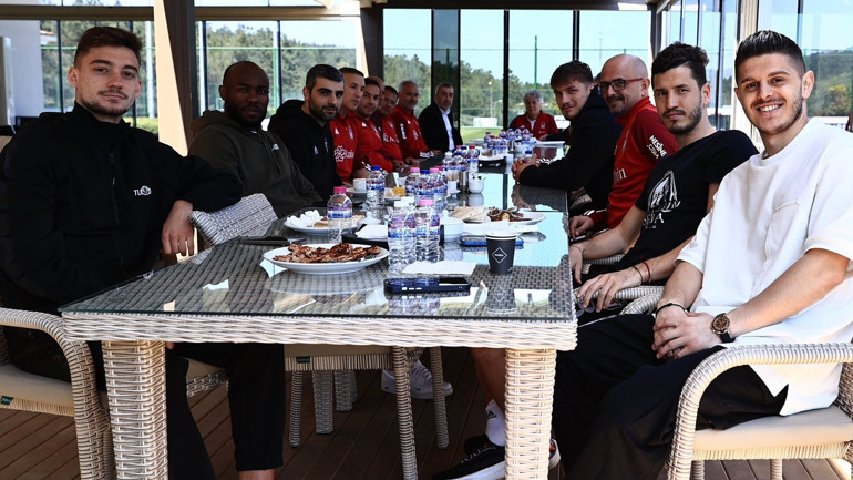 Beşiktaşta Samet Aybaba, futbolcularla bir araya geldi