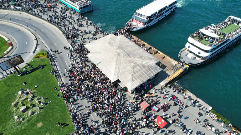 İstanbulda bayram yoğunluğu: Vapur iskelelerine akın ettiler