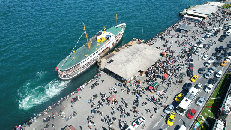İstanbulda bayram yoğunluğu: Vapur iskelelerine akın ettiler