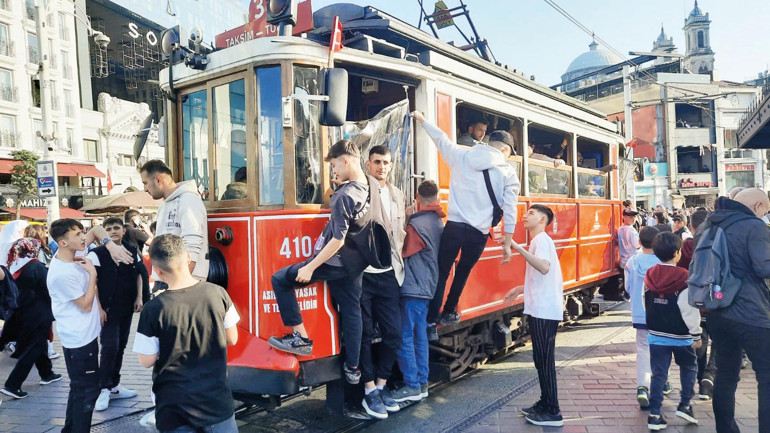 Bayram yoğunluğu tramvayı iptal ettirdi