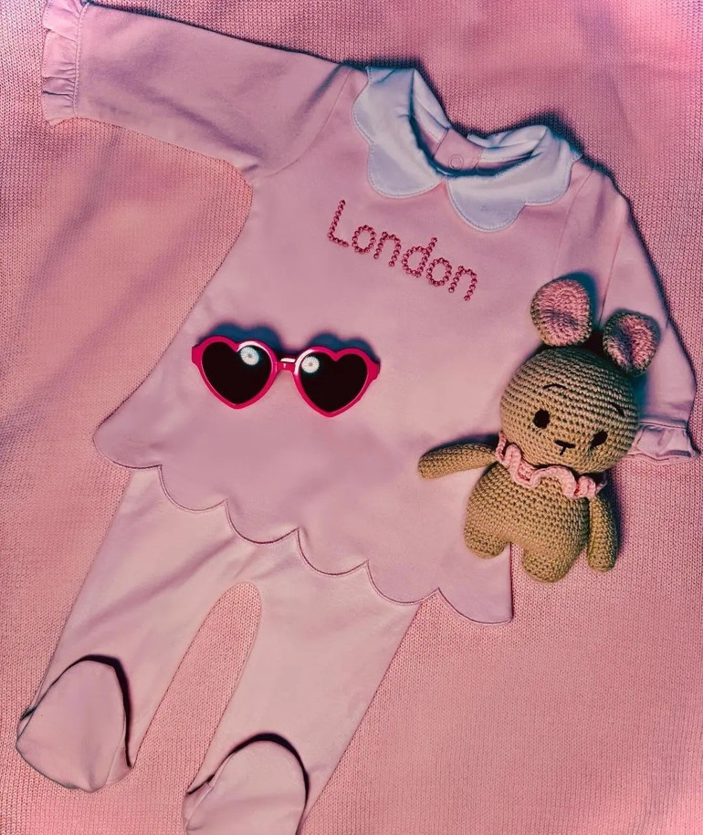 Sosyetik güzel kızının yüzünü bir türlü göstermiyor… ‘Ben hayatımı yaşayamadım, bırakın da kızım yaşasın’