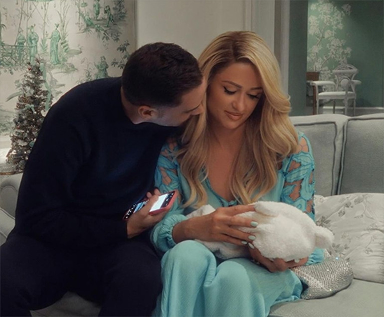 Sosyetik güzel kızının yüzünü bir türlü göstermiyor… ‘Ben hayatımı yaşayamadım, bırakın da kızım yaşasın’