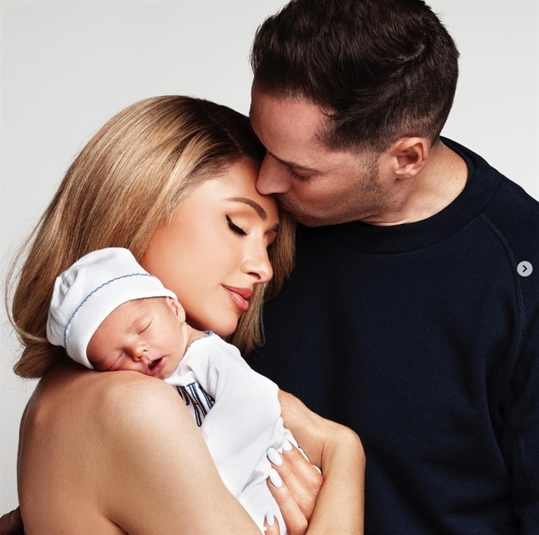 Sosyetik güzel kızının yüzünü bir türlü göstermiyor… ‘Ben hayatımı yaşayamadım, bırakın da kızım yaşasın’