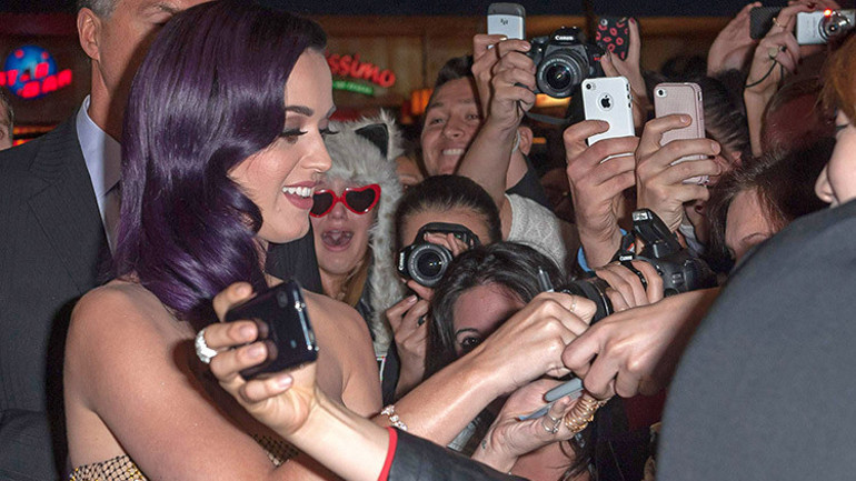 Şimdi milyonları olan ünlü bir şarkıcı… Arkadaş evlerinde kanepede uyumak zorunda kaldığı günleri ise hiç unutmuyor