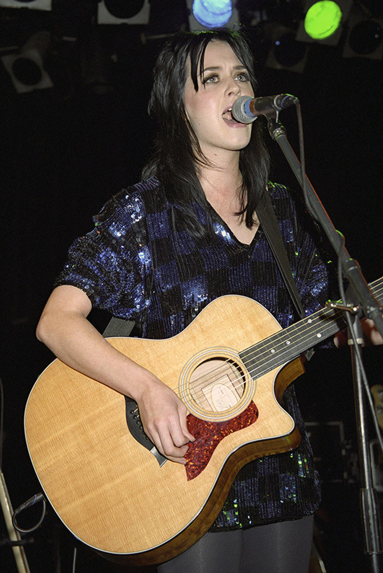 Şimdi milyonları olan ünlü bir şarkıcı… Arkadaş evlerinde kanepede uyumak zorunda kaldığı günleri ise hiç unutmuyor