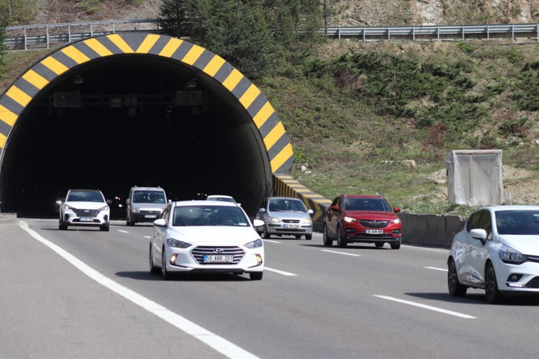 Tatilcilerin dönüş yolculuğu sürüyor... İşte yollardaki son durum