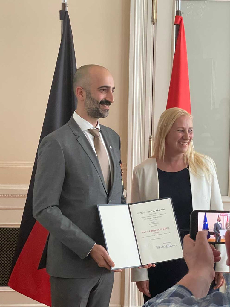 Almanya’ya koronayı anlatan Dr. Çelik’e Federal Liyakat Madalyası