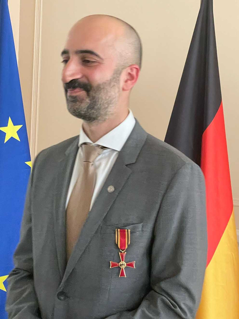 Almanya’ya koronayı anlatan Dr. Çelik’e Federal Liyakat Madalyası