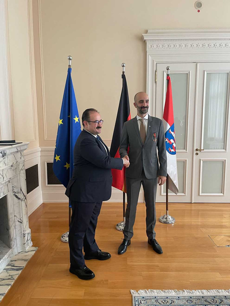 Almanya’ya koronayı anlatan Dr. Çelik’e Federal Liyakat Madalyası