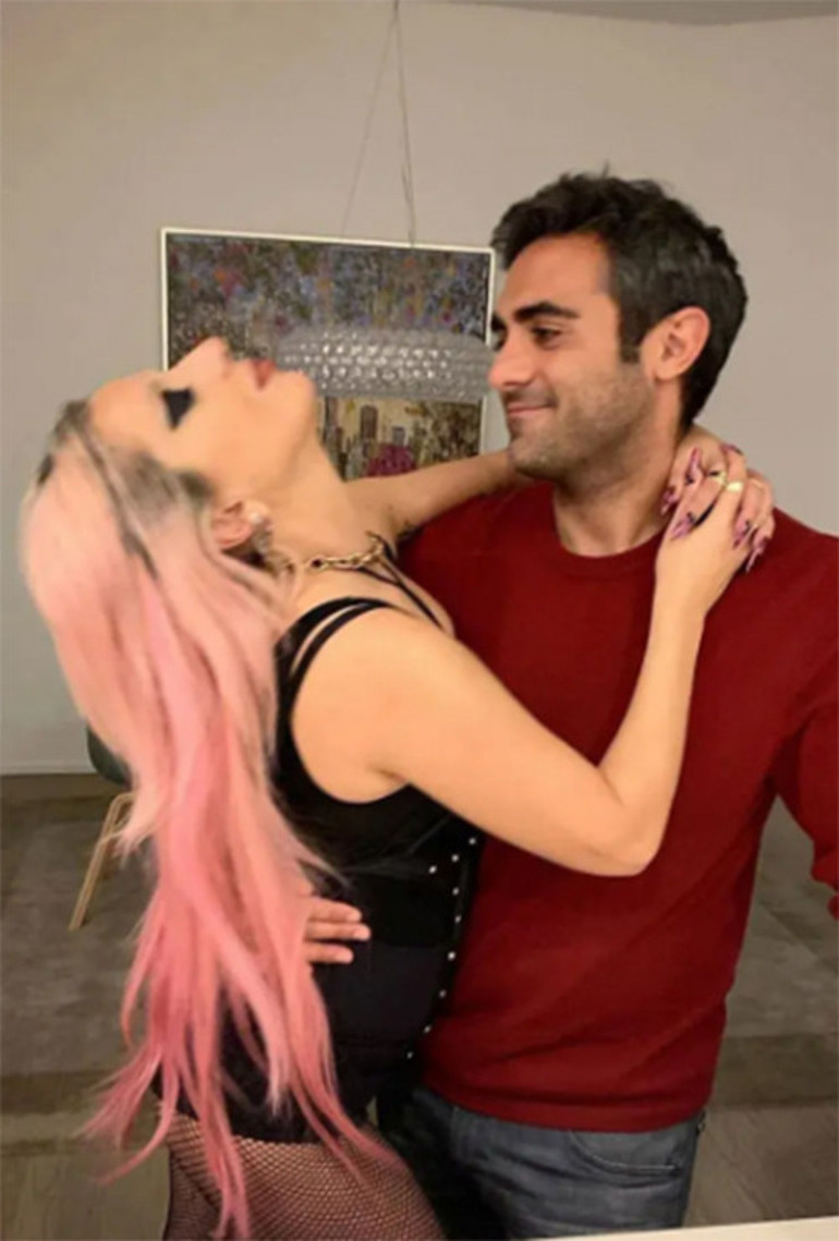 Zaten evli gibi yaşıyorlardı... Parlak yüzük nişan söylentilerini ateşledi
