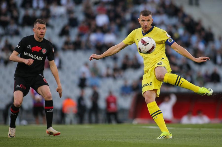 Fenerbahçede Edin Dzeko tarihe geçti Dominik Livakovic parmak ısırttı...