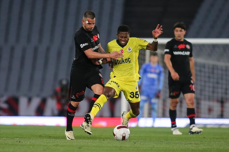 Fenerbahçede Edin Dzeko tarihe geçti Dominik Livakovic parmak ısırttı...