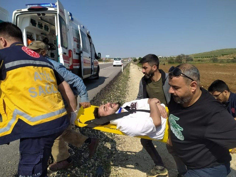 Lastik patladı, otomobil hurdaya döndü: 2 yaralı