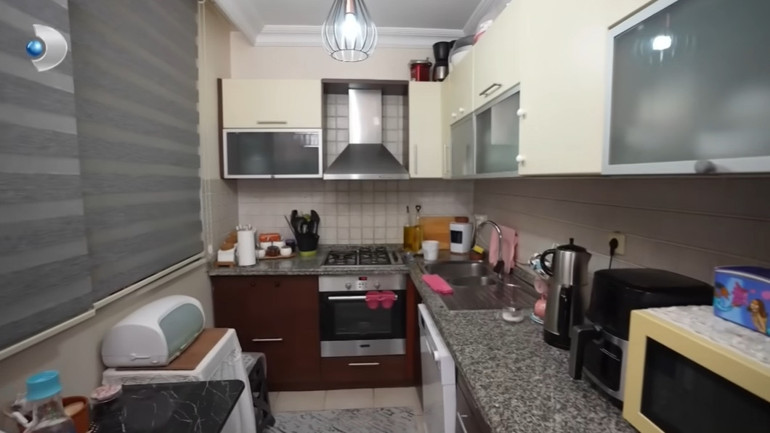 Ünlü şarkıcı evinin kapılarını açtı 3+1 apartman dairesi...
