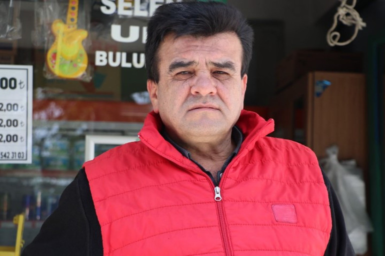 Bakkalın namaz kılmasını fırsat bilen çocuklar hırsızlık yaptı