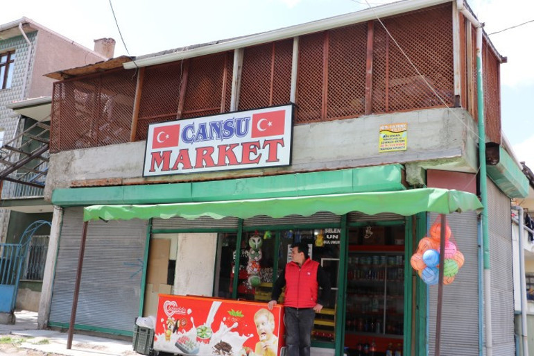 Bakkalın namaz kılmasını fırsat bilen çocuklar hırsızlık yaptı