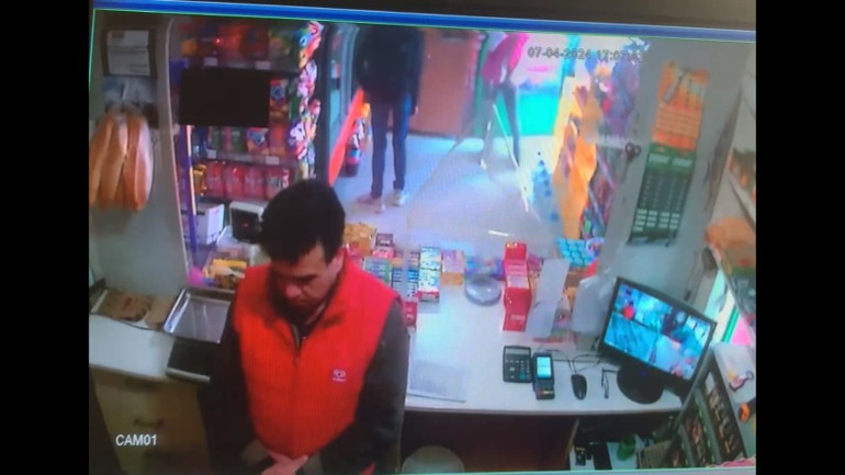 Bakkalın namaz kılmasını fırsat bilen çocuklar hırsızlık yaptı