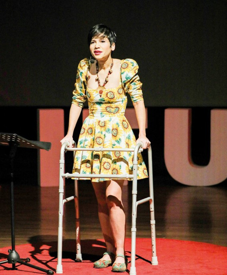 Aydilge yürüteçle sahnede