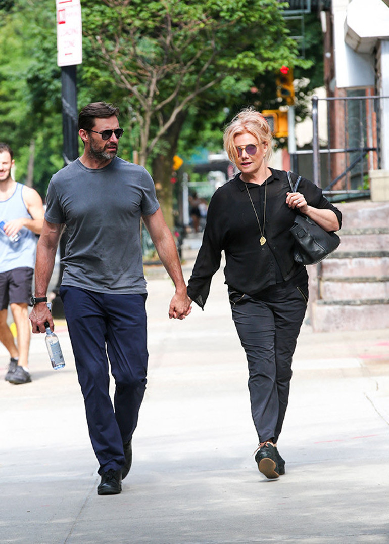 27 yıllık karısından boşandı, verdiği tuhaf pozlar hayranlarını korkuttu: Merak etmeyin ben aşksız da iyiyim