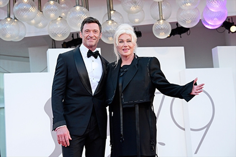 27 yıllık karısından boşandı, verdiği tuhaf pozlar hayranlarını korkuttu: Merak etmeyin ben aşksız da iyiyim