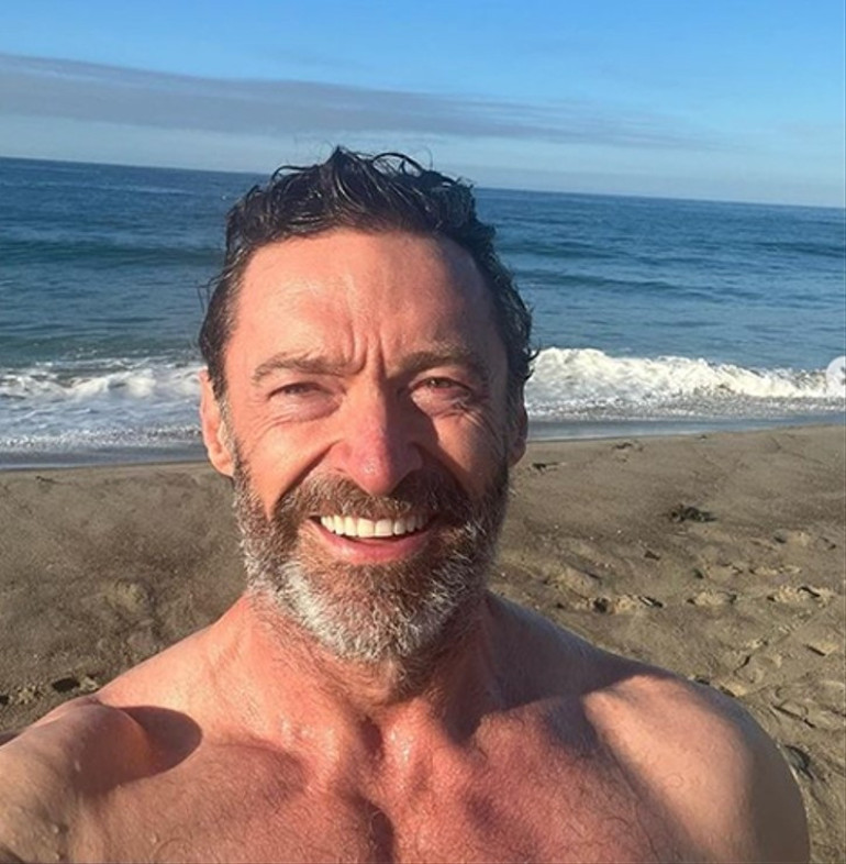 27 yıllık karısından boşandı, verdiği tuhaf pozlar hayranlarını korkuttu: Merak etmeyin ben aşksız da iyiyim