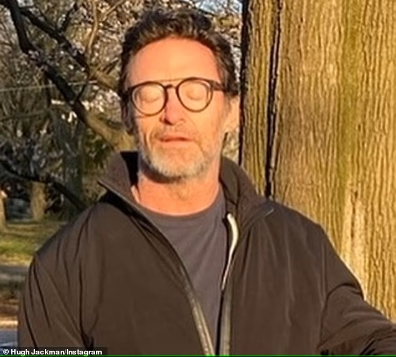 27 yıllık karısından boşandı, verdiği tuhaf pozlar hayranlarını korkuttu: Merak etmeyin ben aşksız da iyiyim