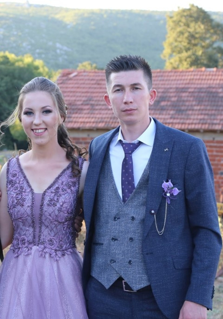 Bayram ziyaretinde vahşet Polis memuru, eşini öldürüp kuzenini yaraladıktan sonra intihar girişiminde bulundu