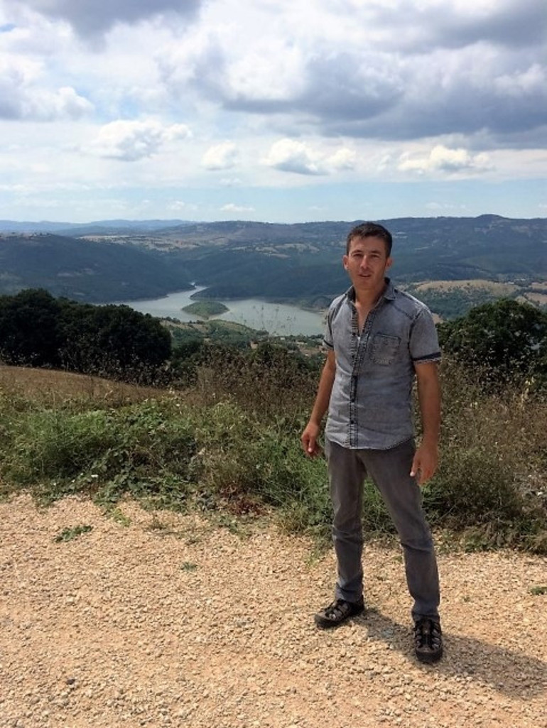 Bayram ziyaretinde vahşet Polis memuru, eşini öldürüp kuzenini yaraladıktan sonra intihar girişiminde bulundu