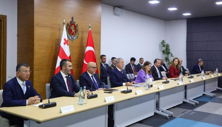 TBMM Milli Savunma Komisyonu Başkanı Hulusi Akar, Gürcistan İçişleri Bakanı Gomelauri ile bir araya geldi