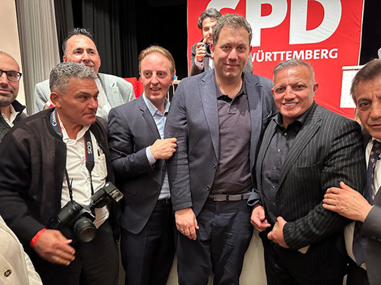 Türk gençler sosyal demokrat siyasetçileri terletti