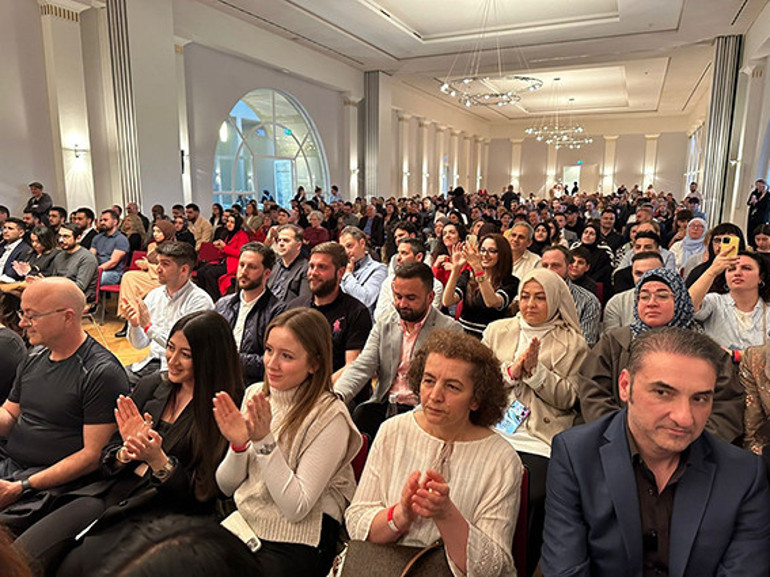 Türk gençler sosyal demokrat siyasetçileri terletti