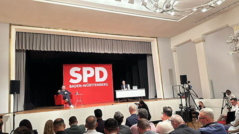 Türk gençler sosyal demokrat siyasetçileri terletti