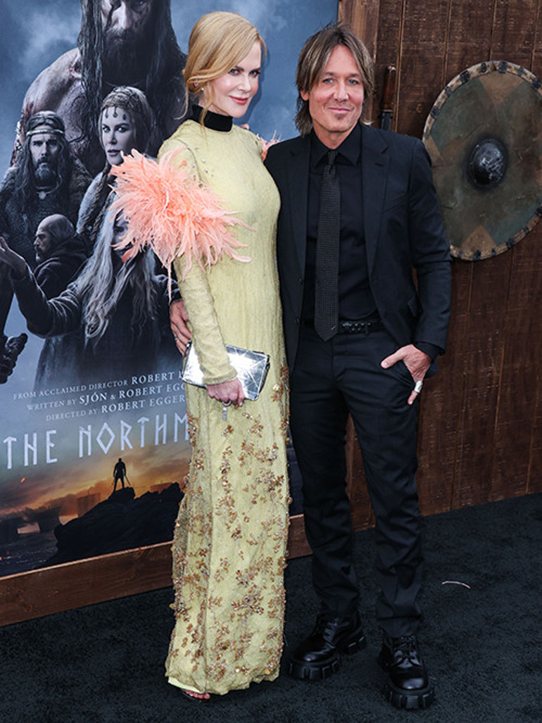 Kendi düğününe giderken yol boyunca durmadan ağladı... Sabahın beşinde elinde çiçeklerle kapısına dayanmıştı