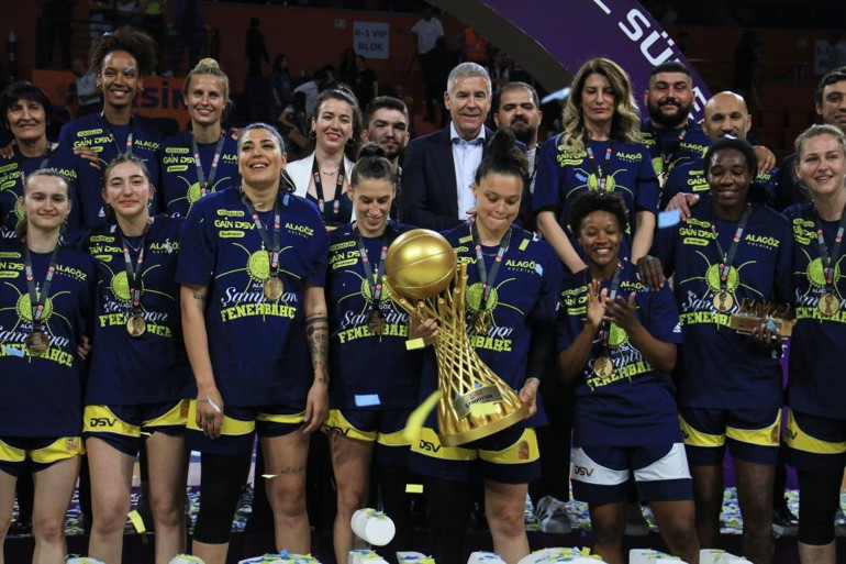 Kadınlar Basketbol Süper Liginde şampiyon Fenerbahçe Ligde namağlup, 4 kupalı şampiyon...