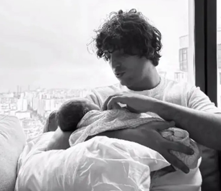 Ünlü sanatçıdan duygulandıran paylaşım... İyi ki tek kızınız olmuşum