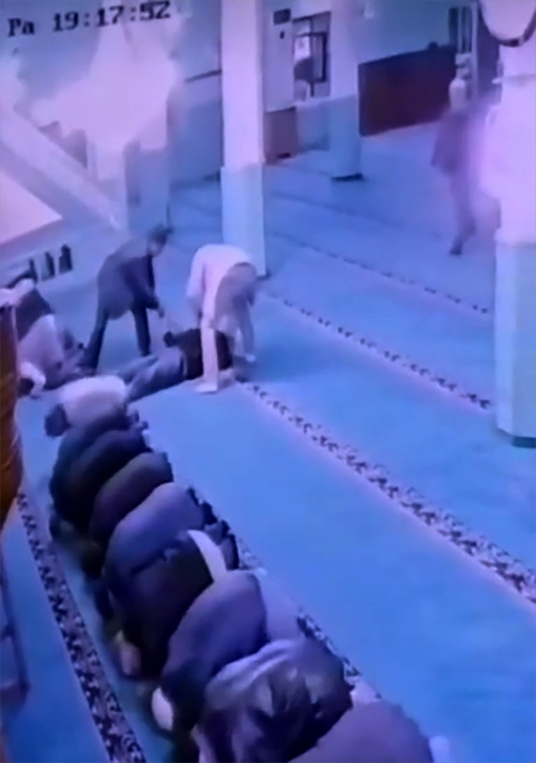 Camide namaz kılarken kalp krizi geçirerek hayatını kaybetti