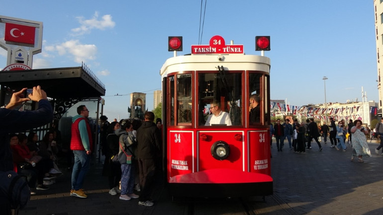 Taksim’de akülü nostaljik tramvay dönemi