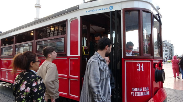 Taksim’de akülü nostaljik tramvay dönemi
